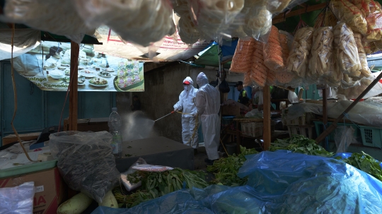 Penyemprotan Disinfektan di Kawasan Pasar Karang Anyar