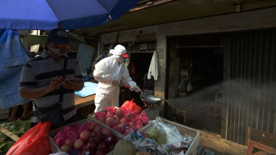 Penyemprotan Disinfektan di Kawasan Pasar Karang Anyar