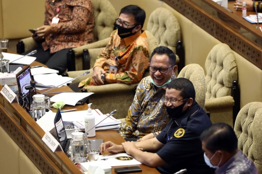 Mendagri Rapat dengan Komisi II DPR Bahas RAPBN 2021