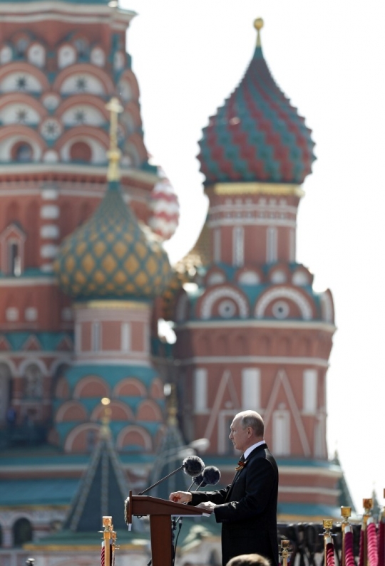 Presiden Putin Hadir Tanpa Masker di Parade Hari Kemenangan