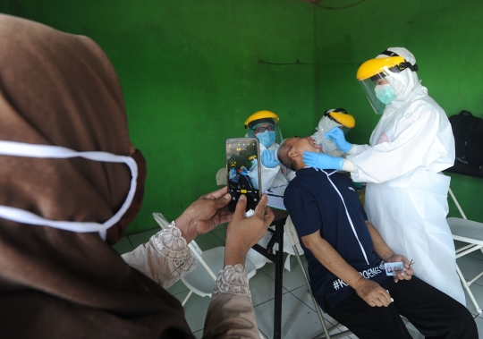 Puluhan Pedagang Pasar Sayur Cipulir Jalani Tes Swab