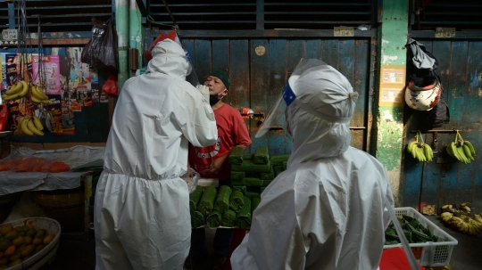 Puluhan Pedagang Pasar Karang Anyar Jalani Tes Covid-19