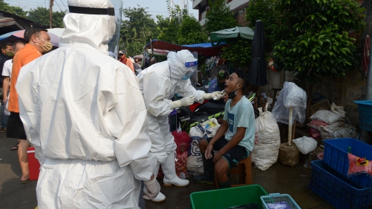 Puluhan Pedagang Pasar Karang Anyar Jalani Tes Covid-19