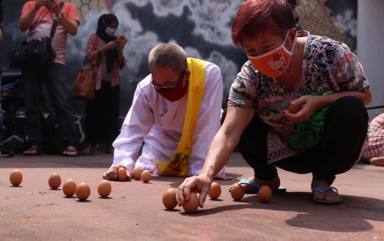 Melihat Ritual Mendirikan Telur di Perayaan Peh Cun