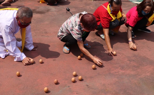 Melihat Ritual Mendirikan Telur di Perayaan Peh Cun
