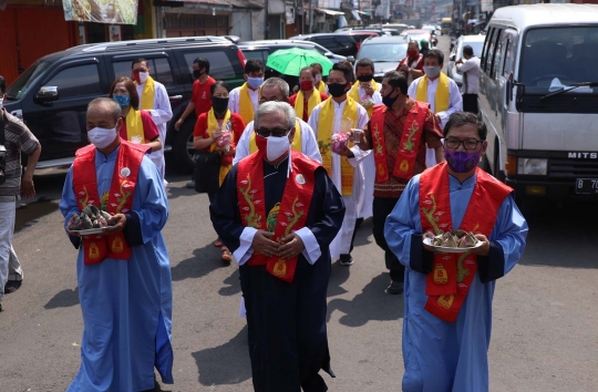 Melihat Ritual Mendirikan Telur di Perayaan Peh Cun