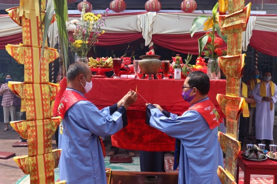 Melihat Ritual Mendirikan Telur di Perayaan Peh Cun