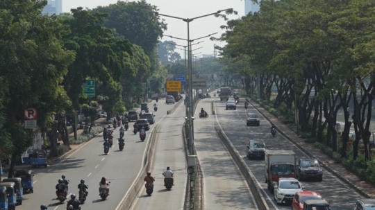 Minim Penindakan, Pemotor Leluasa Masuk Jalur Transjakarta di Pasar Rumput