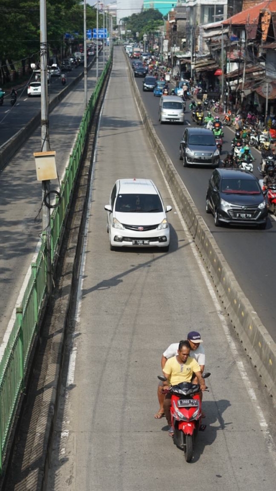 Minim Penindakan, Pemotor Leluasa Masuk Jalur Transjakarta di Pasar Rumput