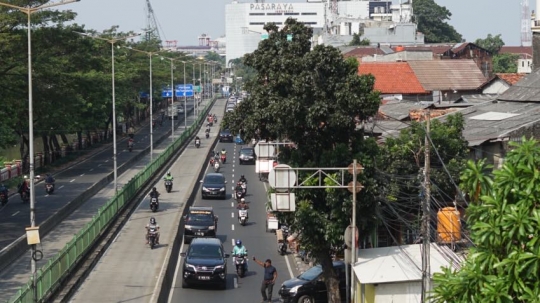 Minim Penindakan, Pemotor Leluasa Masuk Jalur Transjakarta di Pasar Rumput