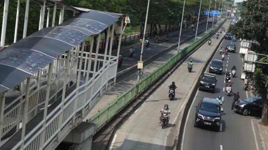 Minim Penindakan, Pemotor Leluasa Masuk Jalur Transjakarta di Pasar Rumput