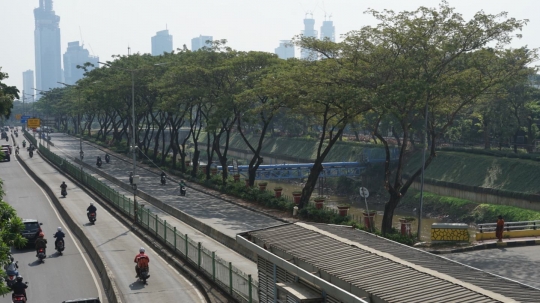 Minim Penindakan, Pemotor Leluasa Masuk Jalur Transjakarta di Pasar Rumput