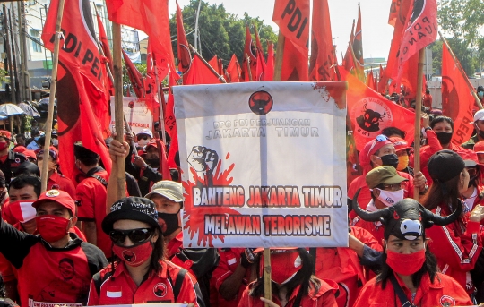 Massa PDIP Protes Pembakaran Bendera Partainya