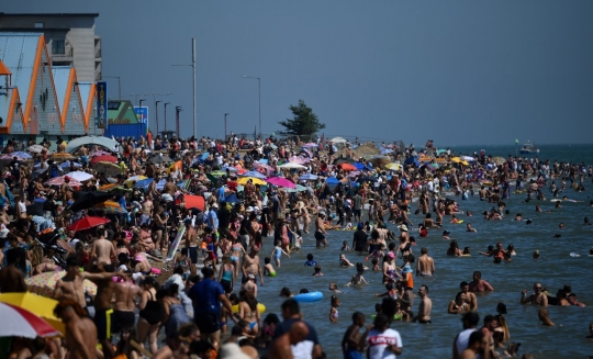 Lockdown Berakhir, Pengunjung Pantai di Inggris Membeludak