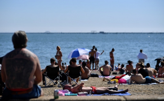 Lockdown Berakhir, Pengunjung Pantai di Inggris Membeludak