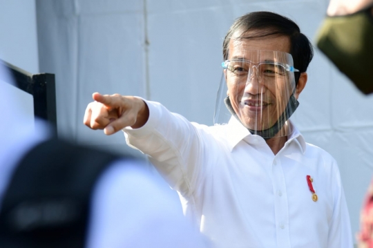 Gaya Jokowi Pakai Face Shield Blusukan di Pasar Tradisional