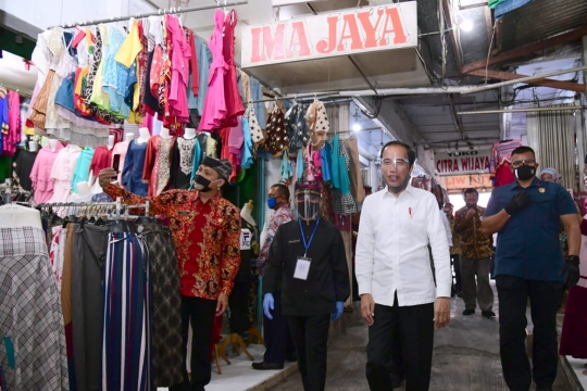 Gaya Jokowi Pakai Face Shield Blusukan di Pasar Tradisional