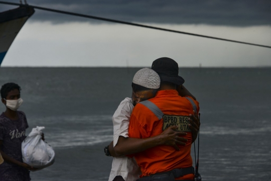 Momen Haru Saat Nelayan Indonesia Selamatkan Pengungsi Rohingya di Pantai Aceh