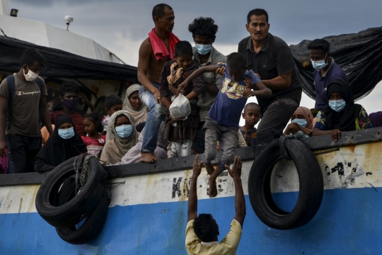 Momen Haru Saat Nelayan Indonesia Selamatkan Pengungsi Rohingya di Pantai Aceh