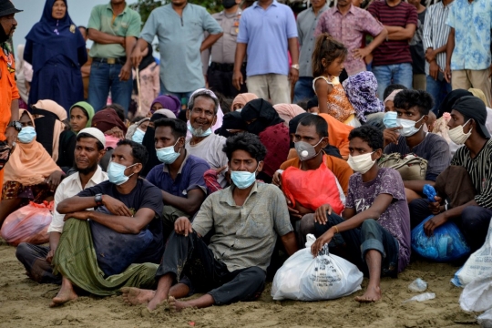 Momen Haru Saat Nelayan Indonesia Selamatkan Pengungsi Rohingya di Pantai Aceh