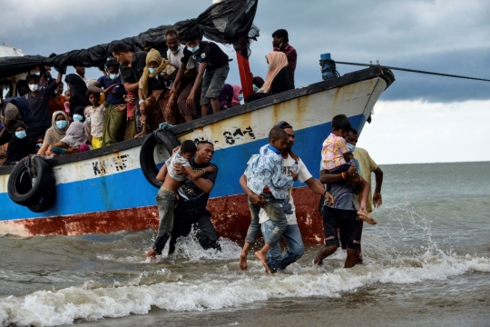 Momen Haru Saat Nelayan Indonesia Selamatkan Pengungsi Rohingya di Pantai Aceh