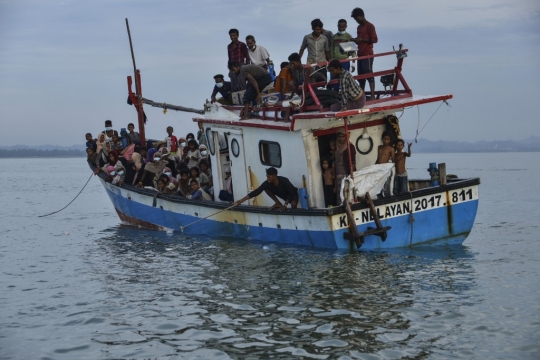 Momen Haru Saat Nelayan Indonesia Selamatkan Pengungsi Rohingya di Pantai Aceh