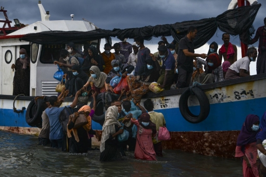 Momen Haru Saat Nelayan Indonesia Selamatkan Pengungsi Rohingya di Pantai Aceh