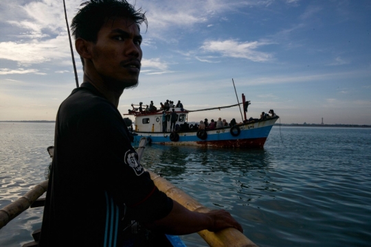 Momen Haru Saat Nelayan Indonesia Selamatkan Pengungsi Rohingya di Pantai Aceh