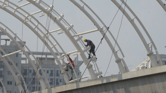 Meninjau Progres Pembangunan Jalur LRT Jabodebek