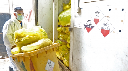 Melihat Proses Pembakaran Limbah Medis di RSCM