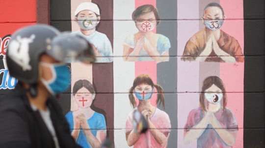 Mural Umat Beragama Gunakan Masker Hiasi Depok