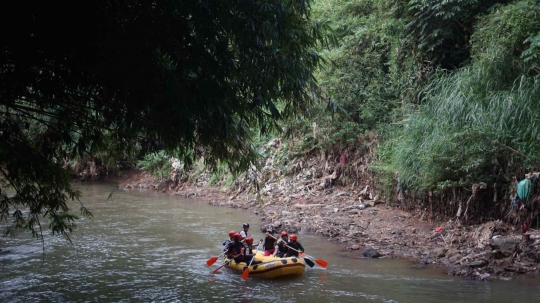 Sungai Ciliwung Jadi Tempat Latihan Atlet Arung Jeram di Depok
