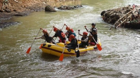 Sungai Ciliwung Jadi Tempat Latihan Atlet Arung Jeram di Depok