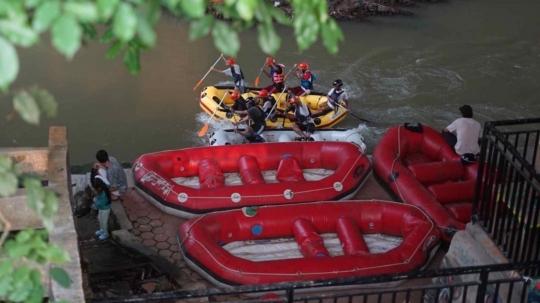 Sungai Ciliwung Jadi Tempat Latihan Atlet Arung Jeram di Depok