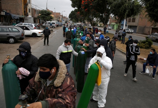 Antrean Panjang Warga Peru Isi Ulang Tabung Oksigen Saat Pandemi