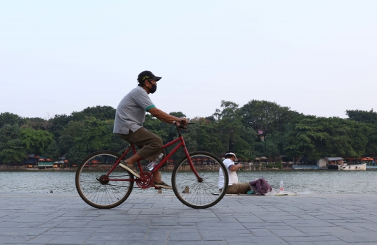 Pesepeda Lintasi Pedestrian Danau Sunter