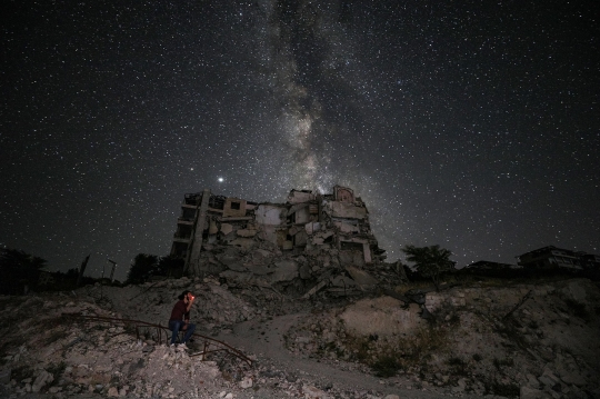 Gemerlap Gugusan Bintang Terangi Suramnya Kehancuran di Suriah