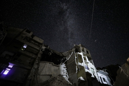 Gemerlap Gugusan Bintang Terangi Suramnya Kehancuran di Suriah