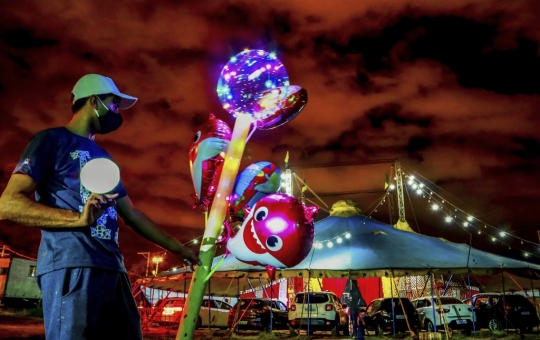 Menyaksikan Pertunjukan Sirkus Drive-In di Brasil