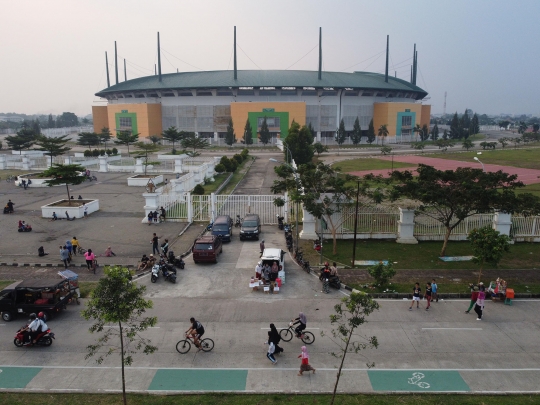 Kawasan Lingkar Stadion Pakansari Dipenuhi Warga