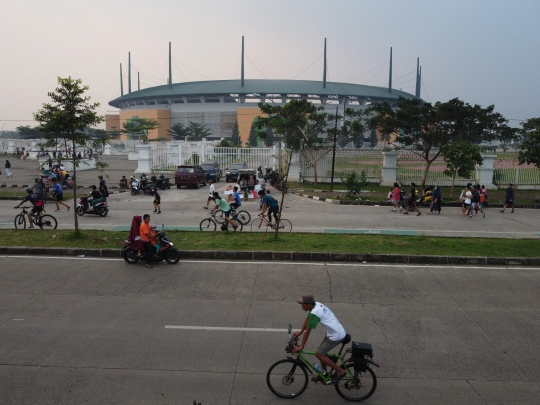 Kawasan Lingkar Stadion Pakansari Dipenuhi Warga