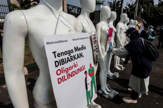 Aktivis Greenpeace Indonesia Beraksi di DPR