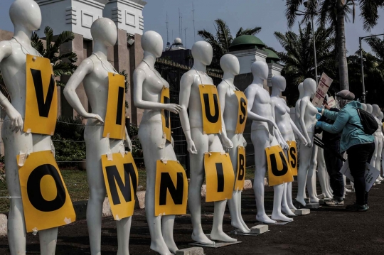 Aktivis Greenpeace Indonesia Beraksi di DPR