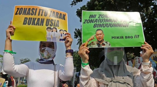 Aksi Demo Orang Tua Murid di Kantor Kemendikbud