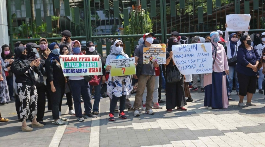 Aksi Demo Orang Tua Murid di Kantor Kemendikbud