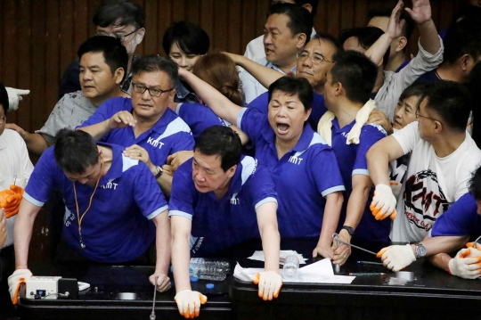 Kericuhan Anggota Partai Berkuasa dan Oposisi di Parlemen Taiwan