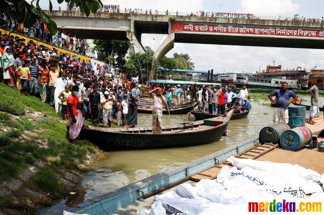 Foto : Kapal Feri Tenggelam di Bangladesh, Puluhan ...