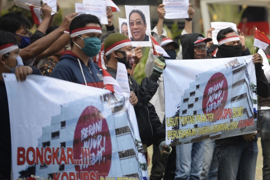 Aksi Warga Indramayu Tuntut KPK Periksa Mantan Bupati Irianto Mahfudz dan Anaknya