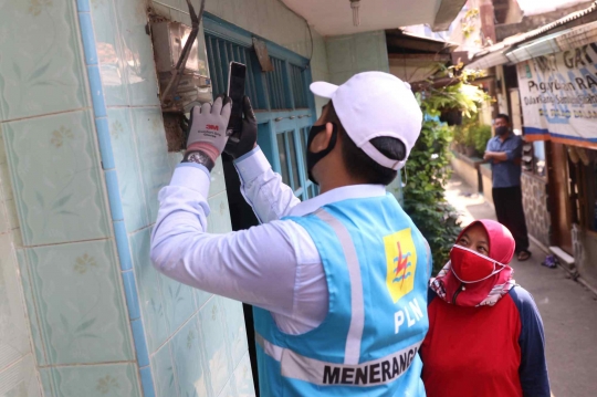 Pastikan Tagihan Listrik, Petugas PLN Cek Meteran Rumah Warga