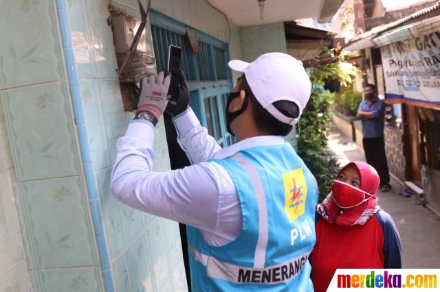 Foto : Pastikan Tagihan Listrik, Petugas PLN Cek Meteran ...